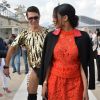 L'Ukrainien Vitalii Sediuk frappe encore en posant au côté de la chanteuse Ciara, à son arrivée à l'Espace Éphémère du jardin des Tuileries, où s'est déroulé le défilé prêt-à-porter Valentino. Paris, le 30 septembre 2014.