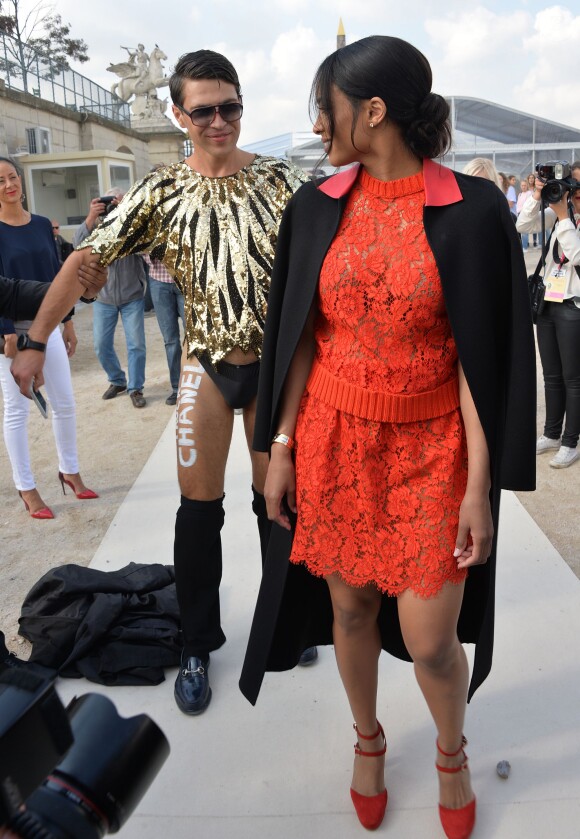 L'Ukrainien Vitalii Sediuk frappe encore en posant au côté de la chanteuse Ciara, à son arrivée à l'Espace Éphémère du jardin des Tuileries, où s'est déroulé le défilé prêt-à-porter Valentino. Paris, le 30 septembre 2014.
