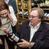 Gérard Depardieu visite une boutique "Wine Express" qui va commercialiser son vin dans la station de train Kursky à Moscou, le 5 novembre 2013.