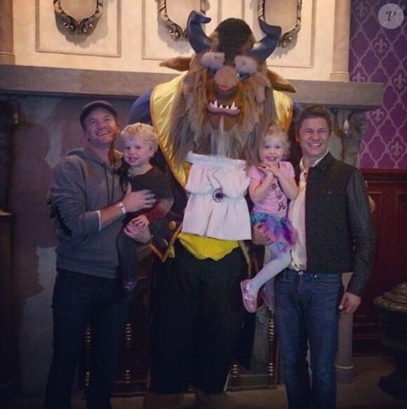 Neil Patrick Harris et son mari David Burtka avec leurs enfants, le 2 décembre 2013
