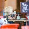 Maxwell, la fille aînée de Jessica Simpson, fait des grimaces dans un restaurant de Los Angeles, le 30 septembre 2014