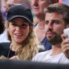 Shakira, enceinte, et son compagnon Gerard Piqué assistent au quart de finale de la coupe du monde de basket entre la Slovénie et les États-Unis à Barcelone en Espagne le 9 septembre 2014.