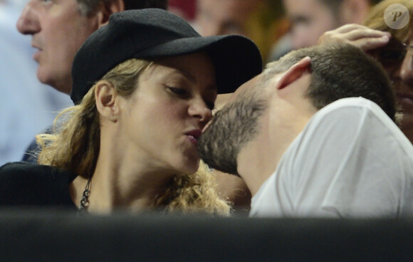 La chanteuse colombienne Shakira, enceinte, et son compagnon Gerard Piqué assistent au quart de finale de la coupe du monde de basket entre la Slovénie et les États-Unis à Barcelone en Espagne le 9 septembre 2014.