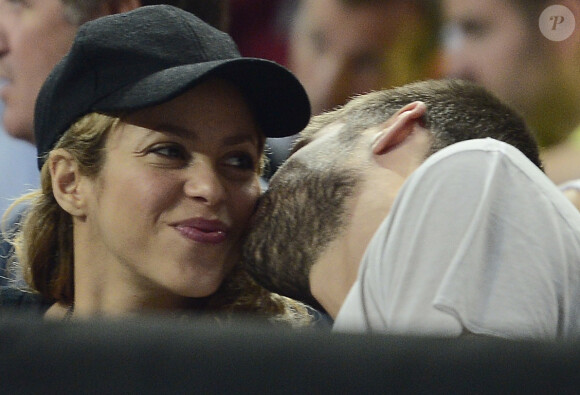 Shakira, enceinte, et son compagnon Gerard Piqué assistent au quart de finale de la coupe du monde de basket entre la Slovénie et les États-Unis à Barcelone le 9 septembre 2014.
