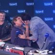 Cyril Hanouna en plein baiser avec Jean-Pierre Foucault, sur Europe 1, le jeudi 2 octobre 2014.