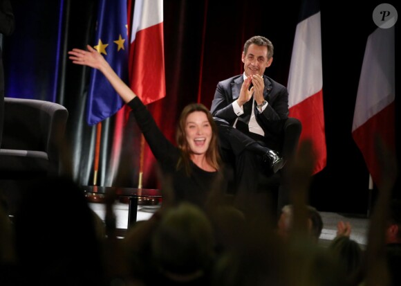 Carla Bruni-Sarkozy ovationnée au le meeting de Nicolas Sarkozy au gymnase Fernand Ganne à Saint-Julien-les-Villas près de Troyes, le 2 octobre 2014.