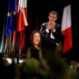Carla Bruni-Sarkozy acclamée durant le meeting de Nicolas Sarkozy au gymnase Fernand Ganne à Saint-Julien-les-Villas près de Troyes, le 2 octobre 2014.