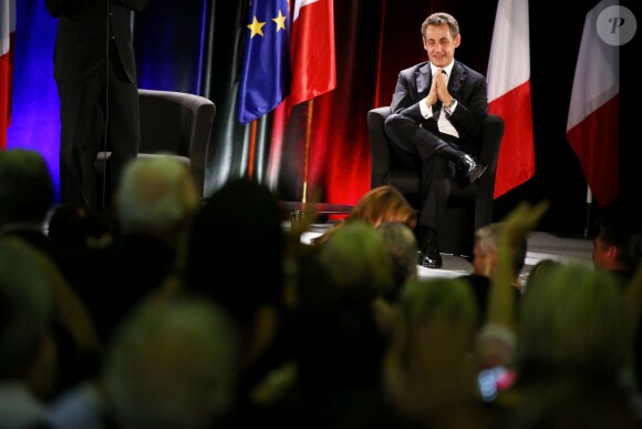 Carla Bruni-Sarkozy ovationnée durant le meeting de Nicolas Sarkozy au gymnase Fernand Ganne à Saint-Julien-les-Villas près de Troyes, le 2 octobre 2014.