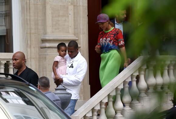 Jay Z, Beyoncé et leur fille Blue Ivy visitent un hôtel particulier près de l'Élysée à Paris le 2 octobre 2014.