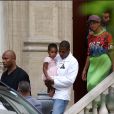 Le rappeur Jay Z, Beyoncé et leur fille Blue Ivy visitent un hôtel particulier près de l'Élysée à Paris le 2 octobre 2014.
