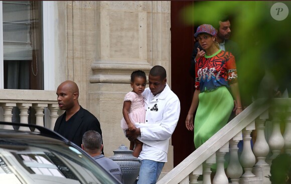 Le rappeur Jay Z, Beyoncé et leur fille Blue Ivy visitent un hôtel particulier près de l'Élysée à Paris le 2 octobre 2014.