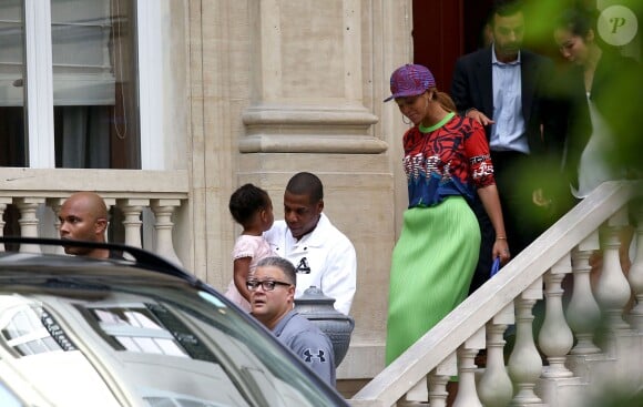Jay Z, Beyoncé et leur fillette Blue Ivy visitent un hôtel particulier près de l'Élysée à Paris le 2 octobre 2014.