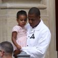Jay Z accompagnée de Beyoncé et leur fille Blue Ivy a visité un hôtel particulier près de l'Élysée à Paris le 2 octobre 2014.