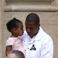 Jay Z accompagnée de Beyoncé et leur fille Blue Ivy a visité un hôtel particulier près de l'Élysée à Paris le 2 octobre 2014.