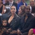 Kris Jenner, Kim Kardashian, North et Kanye West assistent au défile Givenchy printemps-été 2015 au Lycée Carnot. Paris, le 28 septembre 2014.