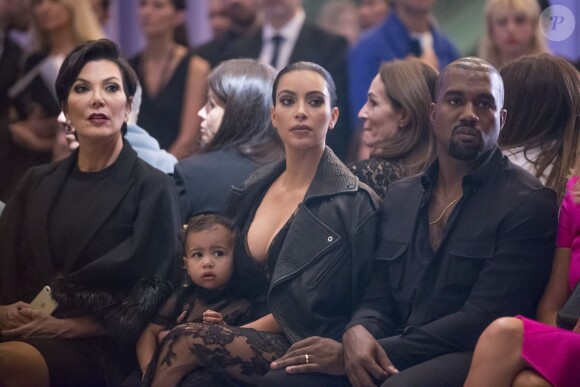 Kris Jenner, Kim Kardashian, North et Kanye West assistent au défile Givenchy printemps-été 2015 au Lycée Carnot. Paris, le 28 septembre 2014.