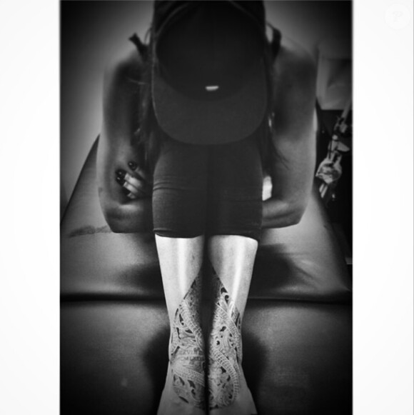 Shy'm tatouée aux pieds, chevilles et tibias, le 3 octobre 2014.