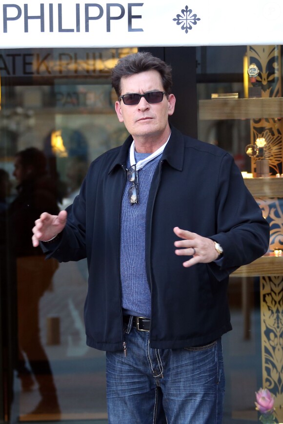 Exclusif - Charlie Sheen et sa future femme Brett Rossi ont fait du shopping en amoureux à Paris, le 17 avril 2014.