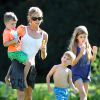 Exclusif - Denise Richards, ses filles Lola et Sam et les enfants de Charlie Sheen Bob et Max au parc a Beverly Hills, le 25 juillet 2013. 