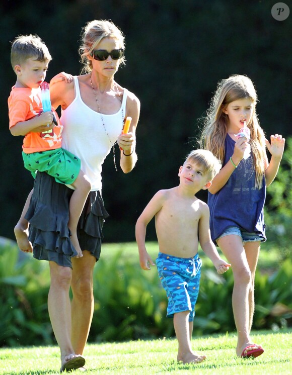 Exclusif - Denise Richards, ses filles Lola et Sam et les enfants de Charlie Sheen Bob et Max au parc a Beverly Hills, le 25 juillet 2013. 