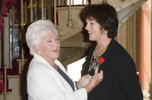 Line Renaud remet la médaille d'Officier de la Légion d'Honneur à Anny Duperey au théâtre du Palais-Royal à Paris le 6 octobre 2014