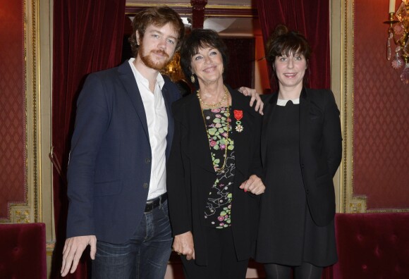 Anny Duperey décorée, son fils Gaël Giraudeau et sa compagne Anne Auffret - Elle a reçu la médaille d'Officier de la Légion d'Honneur au théâtre du Palais Royal à Paris le 6 octobre 2014