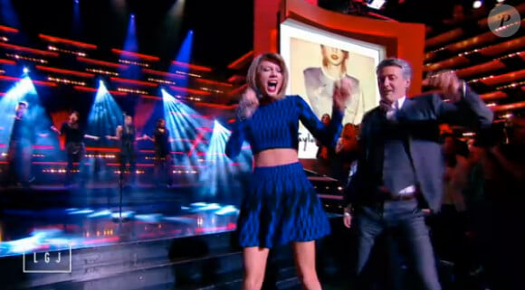 Taylor Swift entraîne Antoine de Caunes dans une danse survoltée sur Shake it off, dans Le Grand Journal, le lundi 6 octobre 2014, sur Canal+