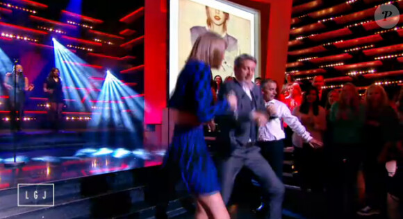 Taylor Swift entraîne Antoine de Caunes dans une danse survoltée sur Shake it off, dans Le Grand Journal, le lundi 6 octobre 2014, sur Canal+