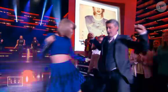 Taylor Swift entraîne Antoine de Caunes dans une danse survoltée sur Shake it off, dans Le Grand Journal, le lundi 6 octobre 2014, sur Canal+