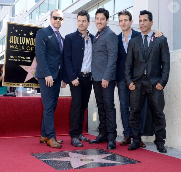 Les chanteurs Joey McIntyre, Jordan Knight, Donnie Wahlberg, Danny Wood et Jonathan Knight des New Kids On The Block reçoivent leur étoile sur le Hollywood Walk of Fame de Los Angeles, le 9 octobre 2014.