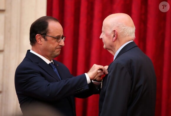 François Hollande et Gilles Jacob - Cérémonie de remise des insignes de Grand Officier de la Légion d'honneur à Gilles Jacob par le président de la République au palais de l'Elysée le 9 octobre 2014.
