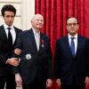 Gilles Jacob, soutenu par son petit-fils et François Hollande - Cérémonie de remise des insignes de Grand Officier de la Légion d'honneur à Gilles Jacob par le président de la République au palais de l'Elysée le 9 octobre 2014.