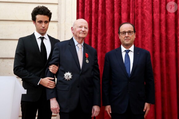 Gilles Jacob, soutenu par son petit-fils et François Hollande - Cérémonie de remise des insignes de Grand Officier de la Légion d'honneur à Gilles Jacob par le président de la République au palais de l'Elysée le 9 octobre 2014.