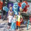Gwen Stefani rencontre Sulli de "Monstre et Cie" avec ses enfants Zuma et Kingston et sa nièce Stella à Disney California Adventure Park en Californie, le 6 octobre 2014.