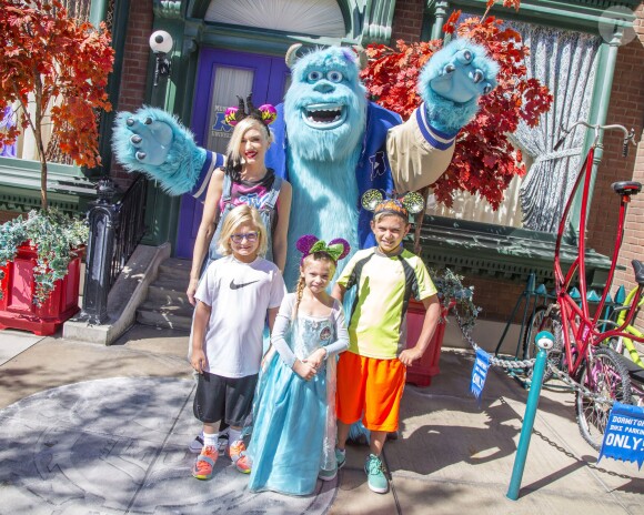 Gwen Stefani rencontre Sulli de "Monstre et Cie" avec ses enfants Zuma et Kingston et sa nièce Stella à Disney California Adventure Park en Californie, le 6 octobre 2014.