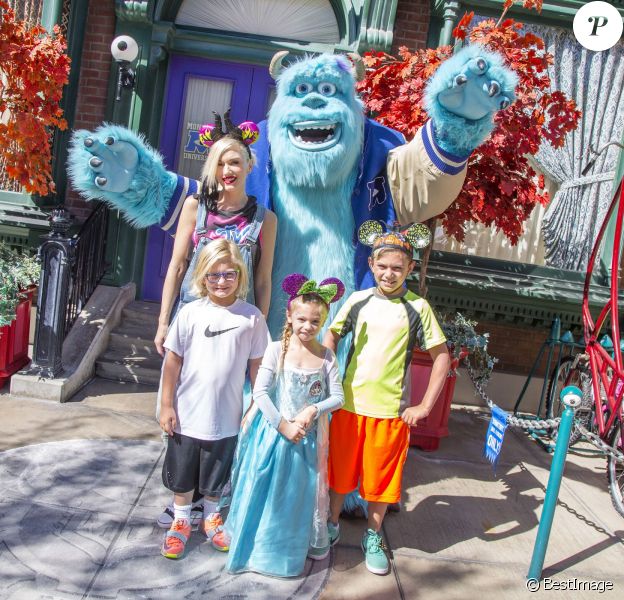 Gwen Stefani rencontre Sulli de "Monstre et Cie" avec ses enfants Zuma et Kingston et sa ni&egrave;ce Stella &agrave; Disney California Adventure Park en Californie, le 6 octobre 2014.