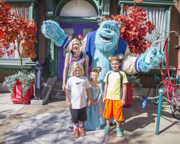 Gwen Stefani avec ses enfants Zuma et kingston et sa nièce Stella à Disney California Adventure Park, le 6 octobre 2014 à Anaheim.