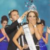 Le prince Emmanuel-Philibert de Savoie (président du jury) remet la couronne à la grande gagnante Laetitia Guarino lors de l'élection de Miss Suisse 2014 à Berne, le 11 octobre 2014