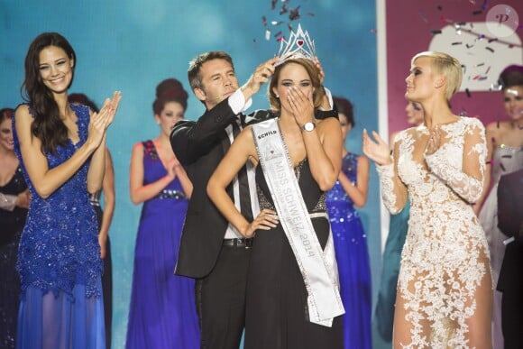 Le prince Emmanuel-Philibert de Savoie (président du jury) remet la couronne à la grande gagnante Laetitia Guarino lors de l'élection de Miss Suisse 2014 à Berne, le 11 octobre 2014, sous les yeux de Christa Rigozzi