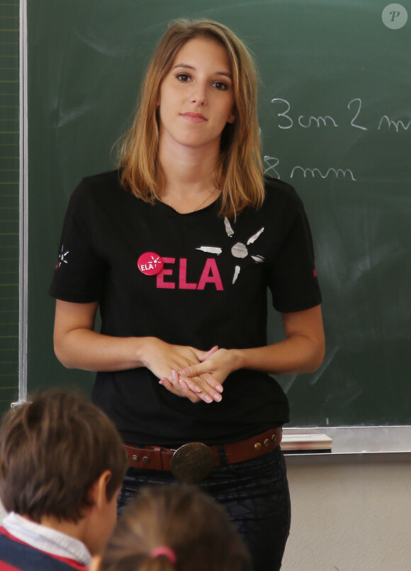 Léa François, actrice de la série "Plus belle la vie" lors de la lecture de la dictée ELA à l'école du Val Fleuri à Chatou, le 13 octobre 2014.