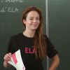 Dounia Coesens, actrice de la série "Plus belle la vie" lors de la lecture de la dictée ELA à l'école du Val Fleuri à Chatou, le 13 octobre 2014.