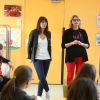 Christine Doublé (secrétaire générale chez ELA) et Estelle Denis à l'école à Chatou (Yvelines) donnent la dictée ELA le 13 octobre 2014 13/10/2014 -