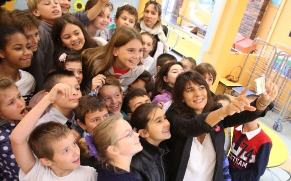 Estelle Denis à l'école à Chatou (Yvelines) pour la dictée ELA le 13 octobre 2014