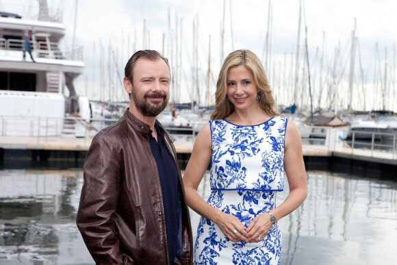 John Simm et Mira Sorvino lors du photocall de la série "Intruders" lors du Mipcom à Cannes, le 13 octobre 2014.