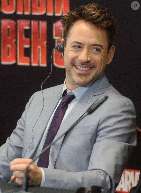Robert Downey Jr fait le clown lors d'une conférence de presse pour le film Iron Man 3 à Moscou, le 10 avril 2013.