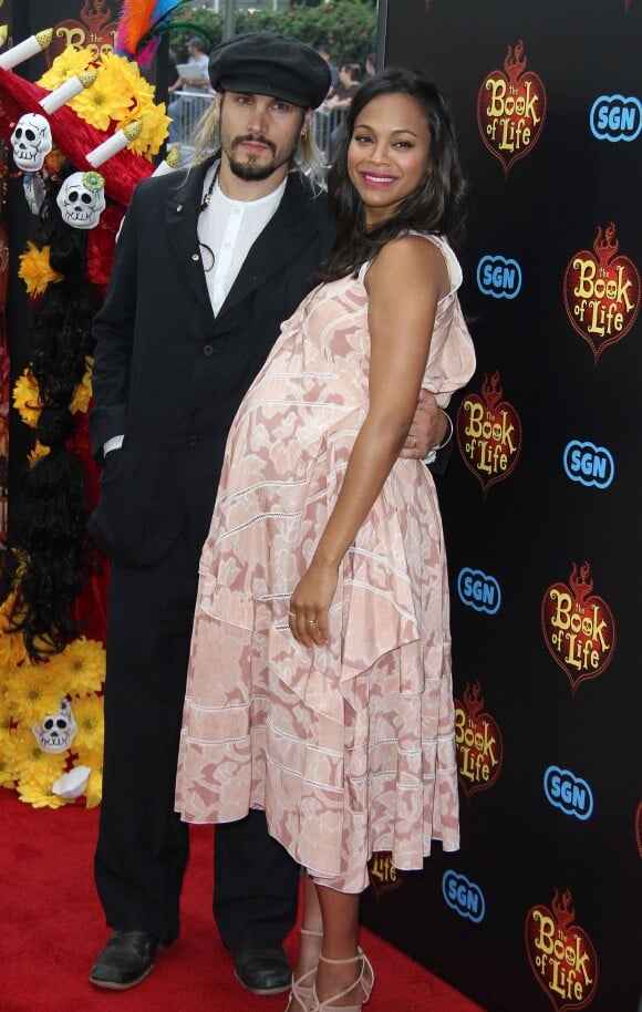 Zoe Saldana (enceinte) et son mari Marco Perego - Première du film "The Book of Life" à Los Angeles le 12 octobre 2014. 