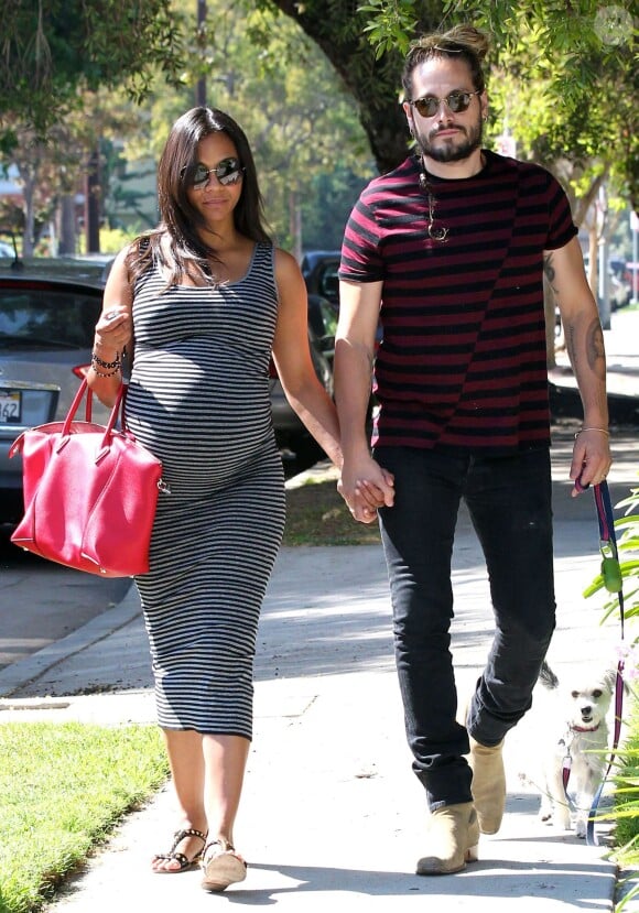 Zoa Saldana enceinte et son mari Marco Perego se promènent avec leur chien à Los Angeles, le 11 octobre 2014.