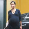 Zoe Saldana, enceinte, à la sortie d'un bureau à Santa Monica, le 6 octobre 2014.