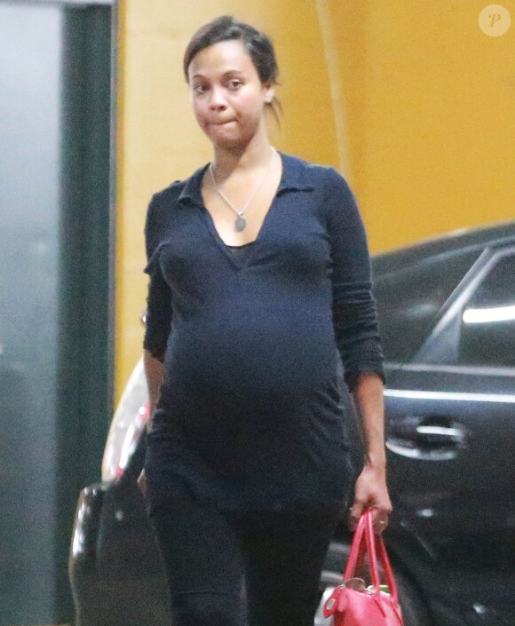 Zoe Saldana, enceinte, à la sortie d'un bureau à Santa Monica, le 6 octobre 2014.