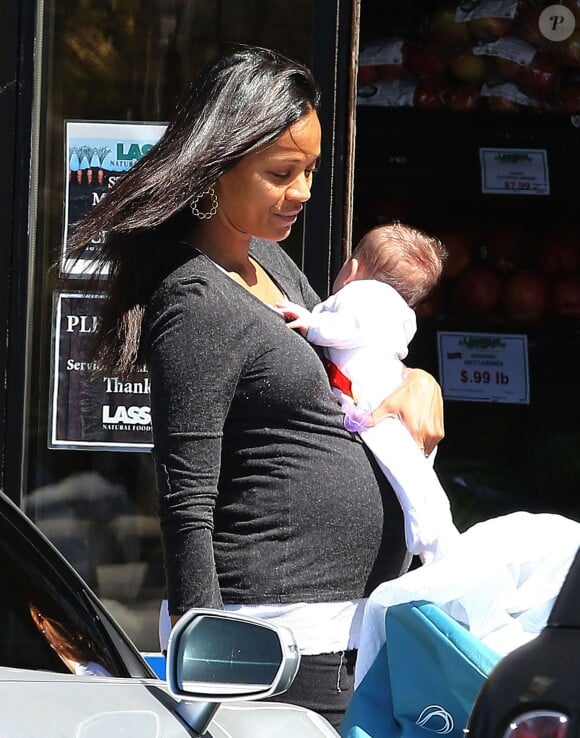 Zoe Saldana enceinte porte le bébé de sa soeur Mariel dans ses bras alors qu'elle fait du shopping à Los Feliz, le 23 septembre 2014. 
